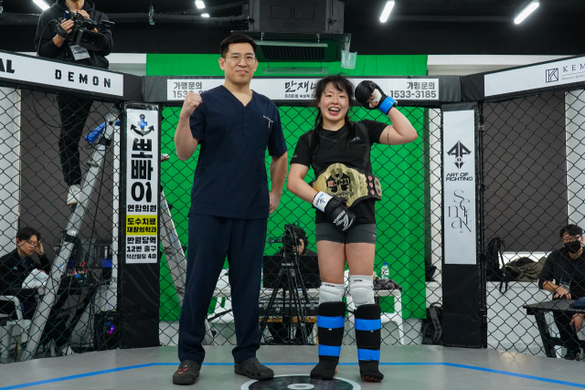 KMMA 초대 여성부 슈퍼스트로급 챔피언 오정은과 KMMA에이전시 대표이사인 김성배 대구 뽀빠이연합의원 대표원장. KMMA 제공