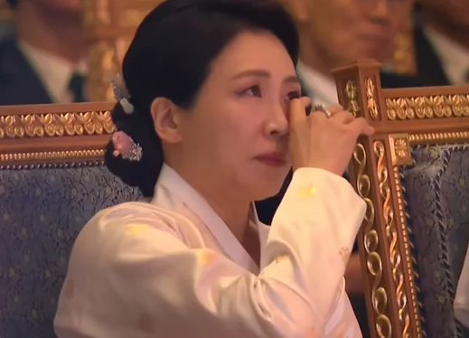 무대를 보며 눈물 흘리는 김혜경 여사. KBS