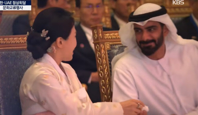 김혜경 여사에게 휴지를 건네는 현지 관계자. KBS