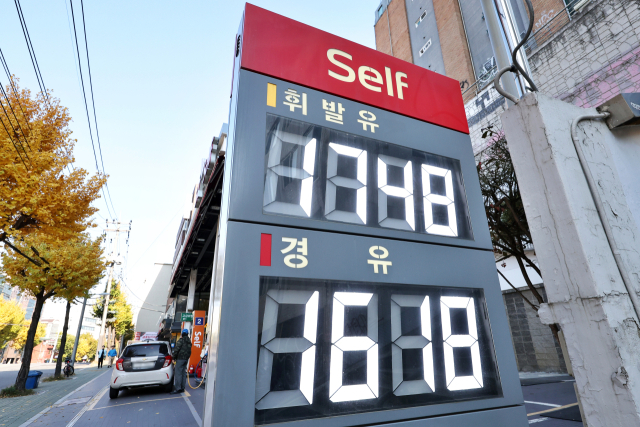 국내 주유소 휘발유와 경유의 주간 평균 가격이 동반 상승하고 있다. 사진은 지난 16일 서울 시내 한 주유소 모습. 연합뉴스