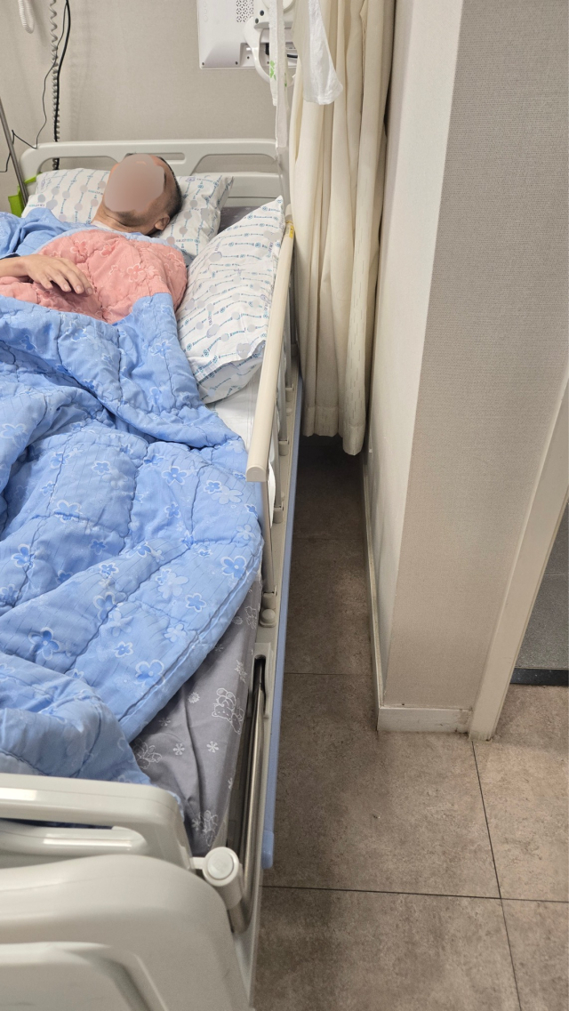 18일 A씨는 침대와 벽 사이 좁은 공간으로 떨어져, 목과 무릎에 타박상을 입었다. 정두나 기자.