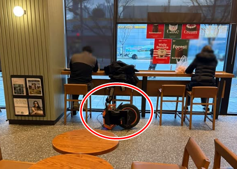 국내 한 스타벅스 매장에서 손님이 개인 전동휠을 충전하는 장면이 포착돼 온라인상에서 논란이 일고 있다. 온라인 커뮤니티