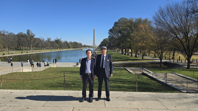 워싱턴D.C 알링턴 국립공원을 방문한 김치1과 옥영태 이사. (사)흥남철수작전기념사업회 제공