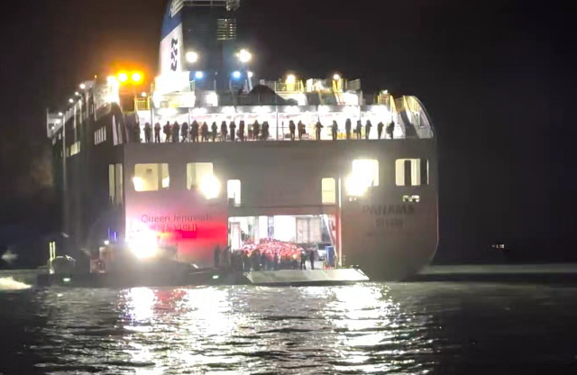 19일 오후 8시 17분께 전남 신안군 장산도 남방 족도에 여객선 퀸제누비아2호가 좌초돼 해경이 구조 작업을 벌이고 있다. 연합뉴스