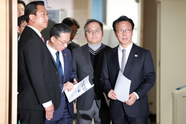 김민석 국무총리와 정성호 법무부 장관이 18일 정부서울청사에서 