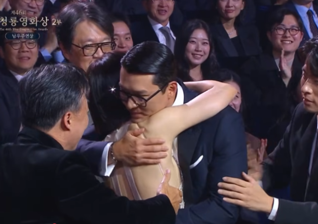 제46회 청룡영화상 시상식에서 손예진, 현빈 부부가 나란히 여우주연상과 남우주연상의 영예를 안았다. KBS 방송화면 캡처