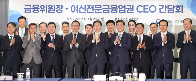 '엄카' 안 써도 되나…체크카드 발급 연령 제한 폐지 검토