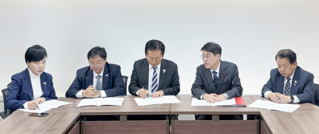 김정기 대구시장 권한대행이 19일 취임 후 처음으로 대구를 찾은 정청래 더불어민주당 대표를 면담하고, TK신공항 건설을 위한 공공자금관리기금 2천795억원 융자와 금융비용 87억원 예산 반영을 건의하고 있다. 대구시 제공.