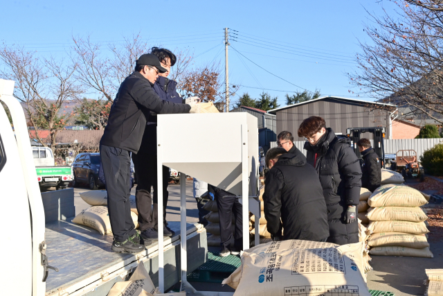 청송군이 17일 청송읍 청운농창을 시작으로 오는 28일까지 읍·면별 지정 장소 37개소에서 2025년산 공공비축미곡 매입을 진행한다. 청송군 제공