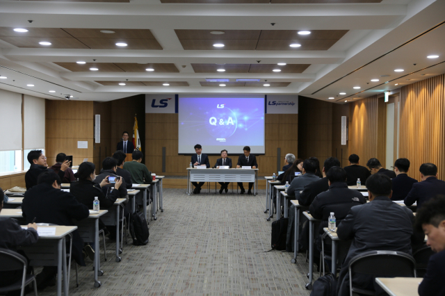 (앞 좌측부터) (주)LS 전략금융부문장 박진호 상무, (주)LS CFO 이태호 상무, 에식스솔루션즈 최창희 CEO (사진= LS 제공)