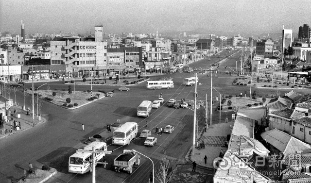 1979년 12월 26일 대구 대동·대서로(현 달구벌대로) 분기점인 반월당 네거리가 확·포장 공사를 끝내고 말끔히 단장 됐다. 달구벌대로는 1965년 