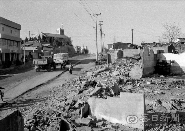 폭 50m 규모의 동서관통로(현 달구벌대로) 건설 계획에 따라 1970년대 초 대구 내당교회 부근 2차선 도로를 확장하기 위해 도로 부지에 편입된 주택이 철거되고 있다. 사진=매일아카이빙센터