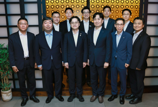 김정관 산업통상부 장관이 19일(현지시간) UAE 두바이 라마다 첼시호텔에서 UAE 현지 진출기업인 간담회를 주재, 기업인 및 지원기관 관계자들과 기념사진을 촬영하고 있다. 연합뉴스