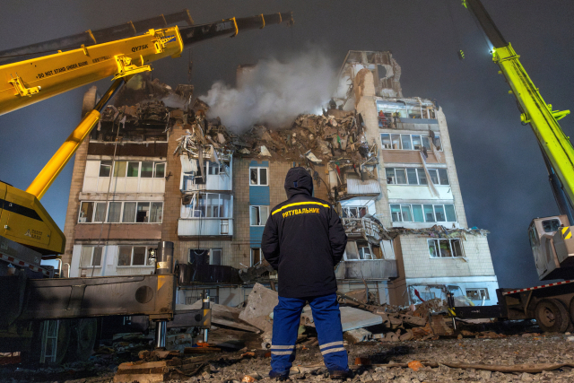 러시아와 우크라이나의 공방이 격화되고 있다. 20일 우크라이나 응급대응팀이 러시아 미사일 공격으로 파괴된 아파트 건물을 철거하고 있다. 로이터 연합뉴스.