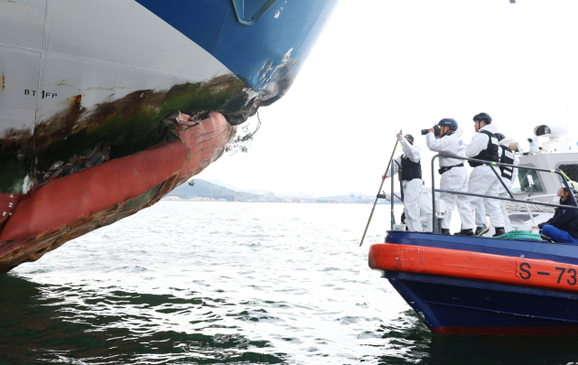 20일 오전 전남 목포시 삼학부두에서 해경과 국과수가 2만6천t급 여객선 퀸제누비아2호에 대한 감식을 하고 있다. 제주에서 267명을 태우고 목포로 향하던 퀸제누비아2호는 전날 신안군 장산면에 있는 족도에 좌초됐다. 중대한 인명피해 없이 탑승 267명 전원 구조됐다. 해경은 선장 등 3명을 입건해 사고 원인을 조사 중이다. 연합뉴스
