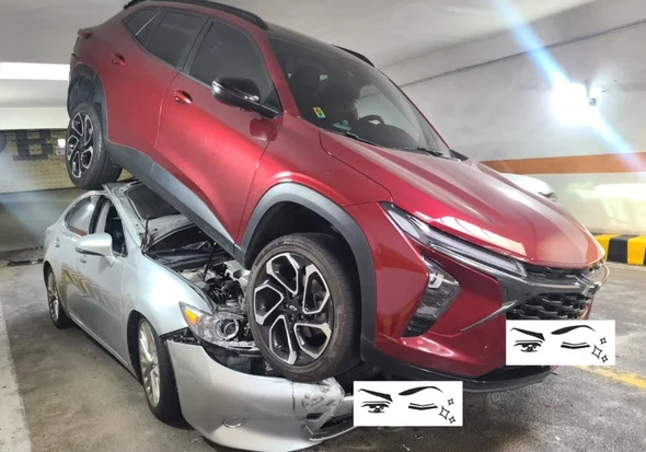 '차위에 차가?' 경사로에서 급가속 후진…다른 차량 덮쳐놓고 