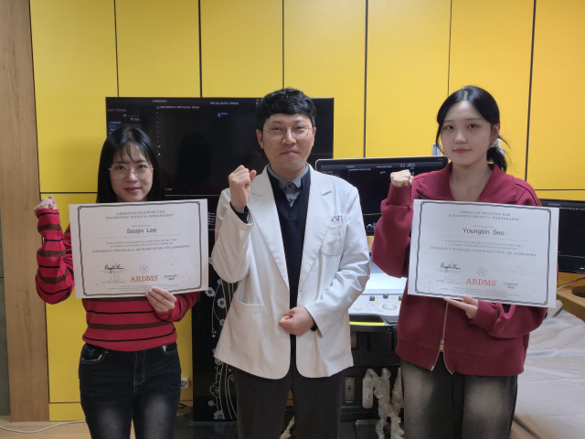 미국진단초음파협회(ARDMS)가 시행한 SPI 자격시험에 합격한 대구보건대학교 방사선학과 2학년 이서진 학생과 3학년 서영빈 학생이 지명훈 교수와 기념촬영을 하고 있다. 대구보건대 제공