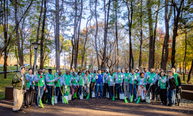 새마을정신 실천 및 사회공헌의 날 아침청소에 참여한 연수단. 영남대 제공