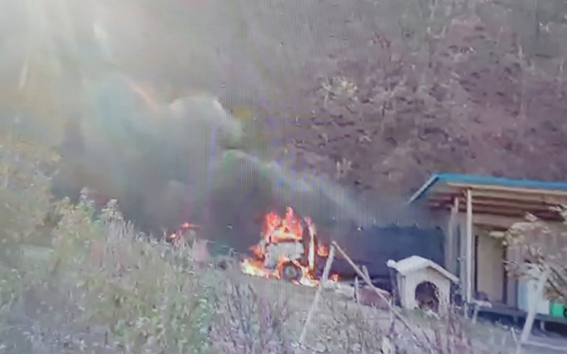 청송군 안덕면에서 21일 오전 11시 25분쯤 마당에 주차돼 있던 2011년식 기아 1톤 봉고 트럭에 화재가 발생해 차량 1대가 전소됐다. 경북소방본부 제공