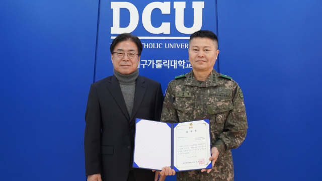 대구가톨릭대 성한기 총장(사진 왼쪽)이 19일 오종철 예비군연대장에게 예비군훈련 유공 표창을 수여한 뒤 기념 촬영을 하고 있다. 대구가톨릭대 제공