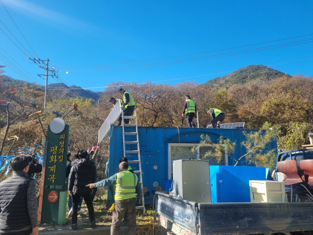 성주군 관계자들이 사드반대 단체가 설치한 불법시설물 일부를 철거하고 있다. 이영욱 기자