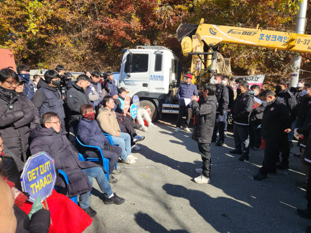 성주군 관계자가 사드반대 단체 관계자들에게 행정대집행 관련 설명을 하고 있다. 이영욱 기자