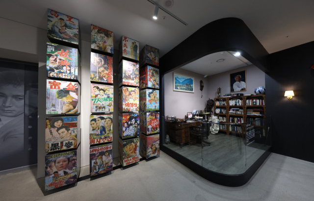 신성일기념관 서재 및 포스터 전시장. 영천시 제공