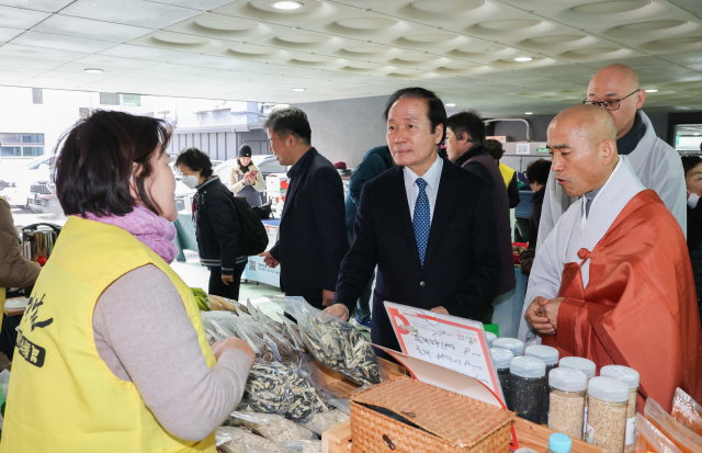 의성군과 대한불교조계종 조계사는 지난 20일 업무협약을 맺고 직거래장터 운영 등 의성군 농특산물 판로 확대를 위해 협력하기로 했다. 의성군 제공.