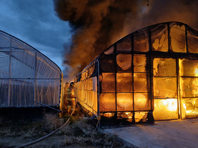 22일 오전 의성군 안평면 괴산리 농산물 보관용 비닐하우스에서 불이 나 온실과 농기계 등을 태운 뒤 50분 만에 꺼졌다. 의성소방서 제공.