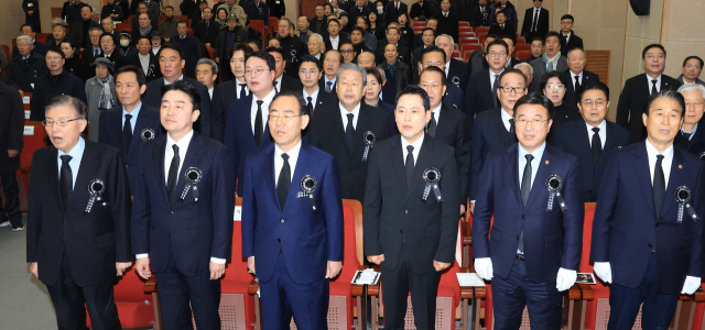 21일 서울 동작구 국립서울현충원에서 열린 고 김영삼 전 대통령 서거 10주기 추모식에서 참석자들이 애국가를 부르고 있다. 왼쪽부터 김덕룡 김영삼민주센터 이사장, 강훈식 대통령비서실장, 주호영 국회부의장, 국민의힘 장동혁 대표, 윤호중 행정안전부 장관, 권오을 국가보훈부 장관. 연합뉴스