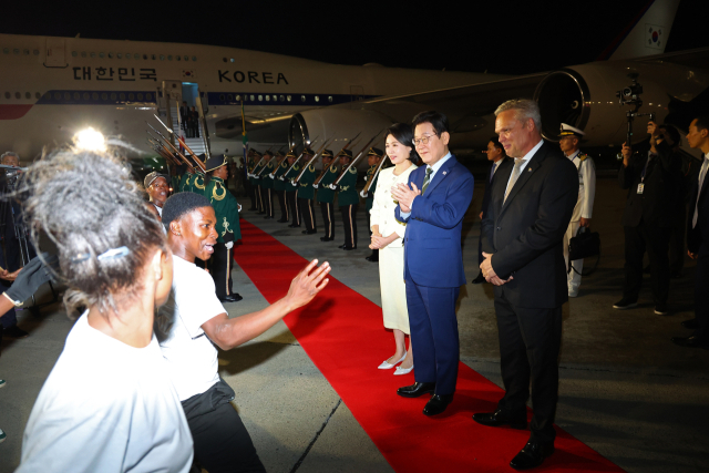 주요 20개국(G20) 정상회의에 참석하는 이재명 대통령이 21일(현지시간) 남아프리카공화국 요하네스버그 OR탐보국제공항에 도착한 뒤 공군 1호기에서 내려 환영공연을 관람하고 있다. 연합뉴스