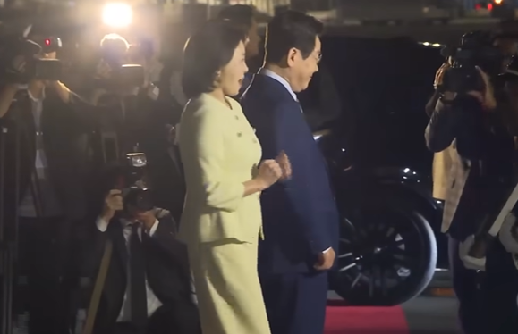 남아공 청소년 댄싱 크루의 격렬한 몸짓에 잠시 놀란 김혜경 여사. 오마이TV 유튜브 영상 캡처