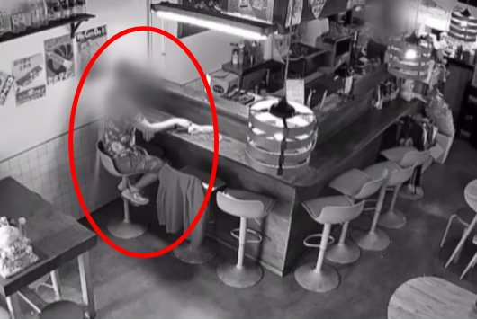 충북 청주의 한 술집을 운영하는 여성 사장이 50대 단골 손님의 반복적인 기행과 고백 공세에 시달리다 결국 가게를 옮겼다는 사연이 알려졌다. JTBC 사건반장