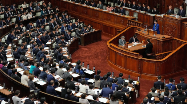 총리 급여 1천만원 깎는다니, 국회의원 9% 줄이는 '日' 