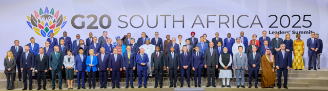 이재명 대통령이 22일(현지시간) 남아프리카공화국 나스렉 엑스포센터에서 열린 주요 20개국(G20) 정상회의에서 G20 회원국 및 초청국 정상, 국제기구 수장들과 함께 기념촬영을 하고 있다. 앞줄 오른쪽부터 파블로 키르노 아르헨티나 외교부 장관, 파이살 빈 파르한 알 사우드 사우디아라비아 외무장관, 키어 스타머 영국 총리, 이재명 대통령, 나렌드라 모디 인도 총리, 프리드리히 메르츠 독일 총리, 에마뉘엘 마크롱 프랑스 대통령, 마크 카니 캐나다 총리, 주앙 로렌수 아프리카연합 의장, 올해 의장인 시릴 라마포사 남아프리카공화국 대통령, 루이스 이나시우 룰라 다시우바 브라질 대통령, 앤서니 앨버니지 호주 총리, 리창 중국 총리, 안토니우 코스타 유럽연합(EU) 정상회의 상임의장, 우르줄라 폰데어라이엔 유럽연합(EU) 집행위원장, 기브란 라카부밍 라카 인도네시아 부통령, 다카이치 사나에 일본 총리, 레제프 타이이프 에르도안 튀르키예 대통령, 에드가르 아브람 아마도르 사모라 멕시코 재무부 장관, 막심 오레쉬킨 러시아 대통령실 부비서실장, 조르지아 멜로니 이탈리아 총리. 연합뉴스