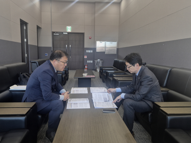 장금용 창원특례시장 권한대행이 21일 김경수 지방시대위원장 찾아 핵심 현안을 건의하고 있다.