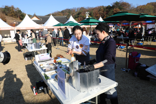 선비세상 잔디광장에서 열린 2025 주주주 페스티벌 배추전 경연대회 참가자들이 전을 부치고 있다. 영주문화관광재단 제공
