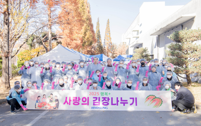 경북 구미시는 지난 21일 효성티앤씨㈜·효성화학㈜ 구미공장으로부터 김장김치 6천kg을 전달받았다. 구미시 제공