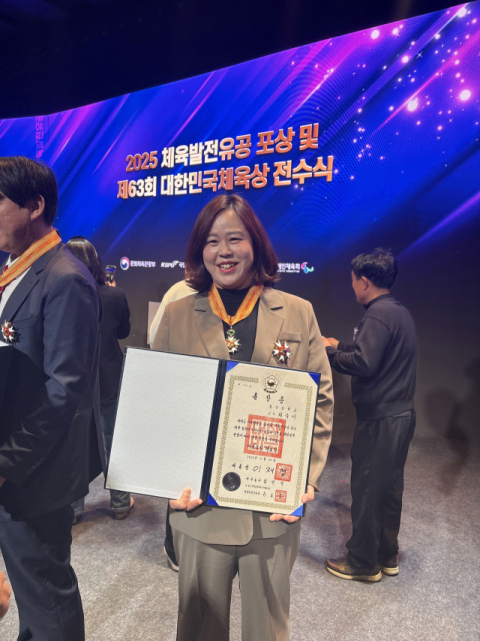 최숙이 상주용운중학교 교사, 체육훈장 맹호장 수상