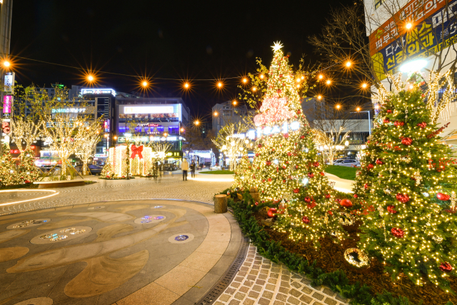달성군이 최근 대규모 리모델링 사업으로 탄생한 다사광장이 주민들의 휴식 공간으로 각광을 받고 있다. 이달 설치한 크리스마스 테마 경관조명 시설로 연말 분위기를 한층 이끌어내고 있는 다사광장 모습. 달성군 제공.