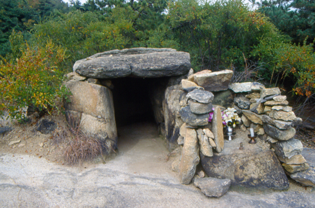서울 아차산 개로왕 추정 무덤.