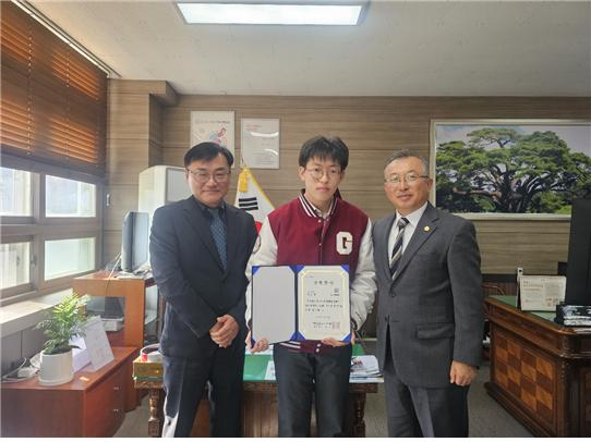 ㈜금복주 금복재단이 올해 경신고 등 대구경북 지역 고등학교 학생 277명에게 장학금 총 2억7천700만원을 전달했다. 우측부터 김봉준 경신고 교장, 이노아 경신고 학생, 금복주 박희덕 본부장. 금복주 제공