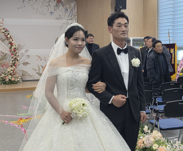 신랑 이상업(52) 경북 상주시 이안면 새마을지도자협의회장과 베트남 출신 신부 팜 티빅 응안(20대) 양. 독자 제공