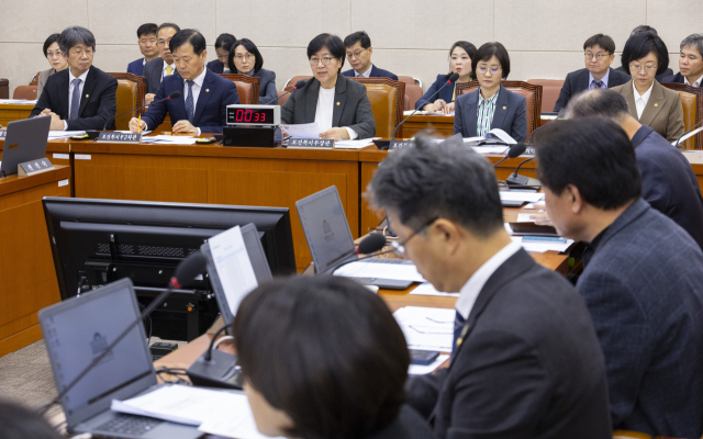 정은경 보건복지부 장관이 20일 국회에서 열린 보건복지위원회 전체 회의에 상정 법안에 대한 의원 질의에 답하고 있다. 연합뉴스