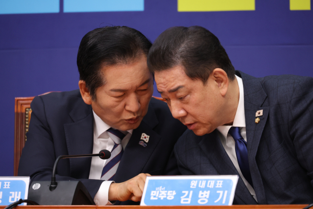 더불어민주당 정청래 대표와 김병기 원내대표가 21일 국회에서 열린 최고위원회의에서 대화하고 있다. 연합뉴스