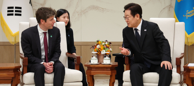 정부 과도한 기업 규제, AI·반도체 성장 막는다