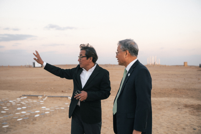 박종규(왼쪽) 작가가 김용현 주이집트 대사에게 자신의 작품에 대해 설명하고 있다. Studio J.Park·이앤아트 제공