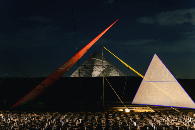 피라미드 앞에 설치된 박종규 작가의 작품 