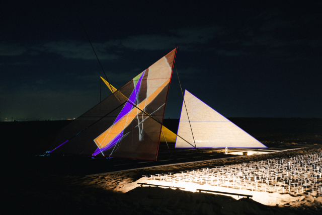 피라미드 앞에 설치된 박종규 작가의 작품 