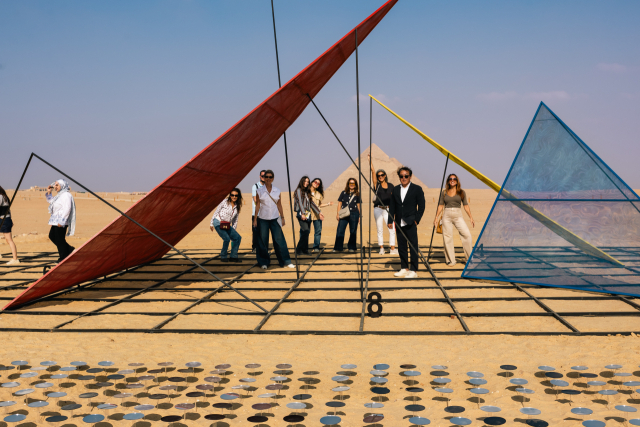 피라미드 앞에 설치된 박종규 작가의 작품 